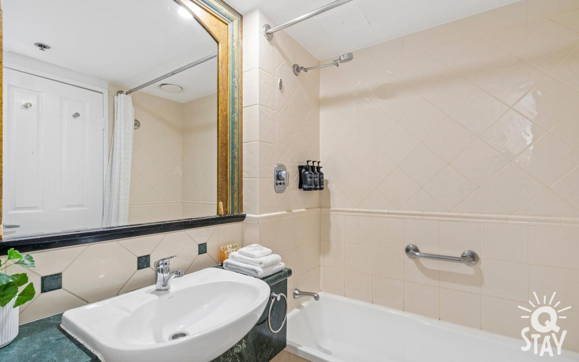 Legends Apartments - Qstay Gold Coast Buitenkant foto